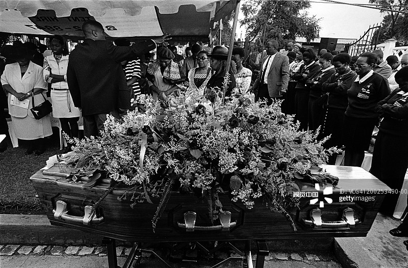 牧师在南非索韦托为艾滋病患者服务图片素材