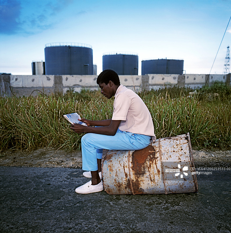 在古巴哈瓦那等公共汽车的古巴男人图片素材