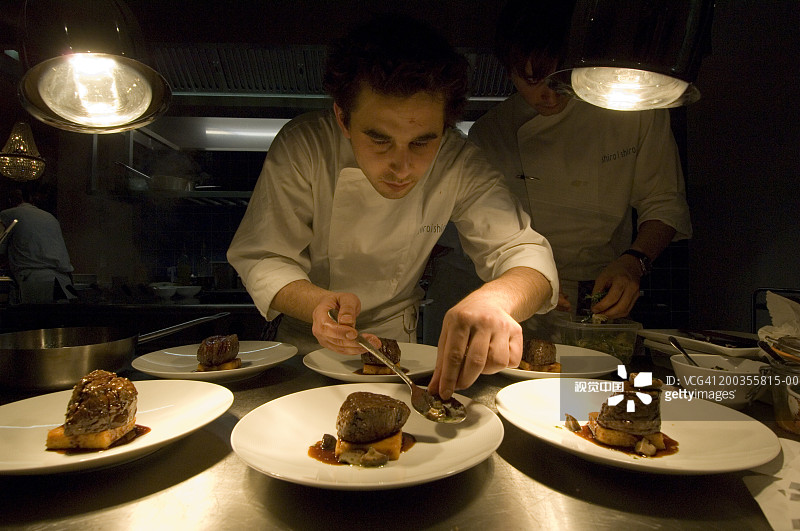 德国柏林，厨师们在准备饭菜图片素材