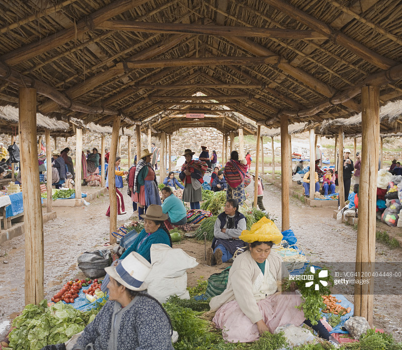 钦切罗市场的蔬菜小贩和购物者图片素材