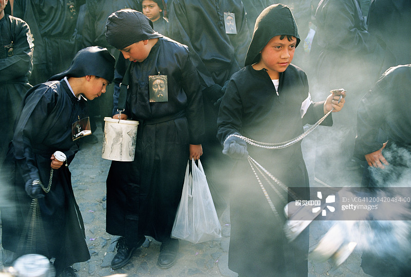 危地马拉安提瓜圣周游行中的男孩图片素材