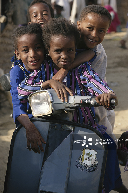 中国巴基斯坦信德省卡拉奇，滑板车上的四个孩子图片素材