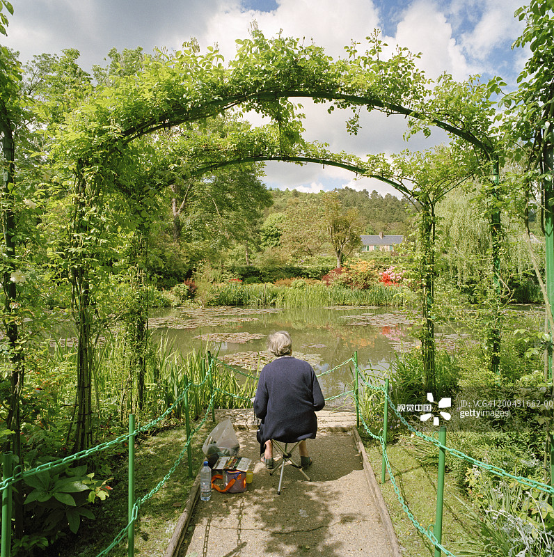 法国吉维尼莫奈基金会：池塘边的绘画女子图片素材
