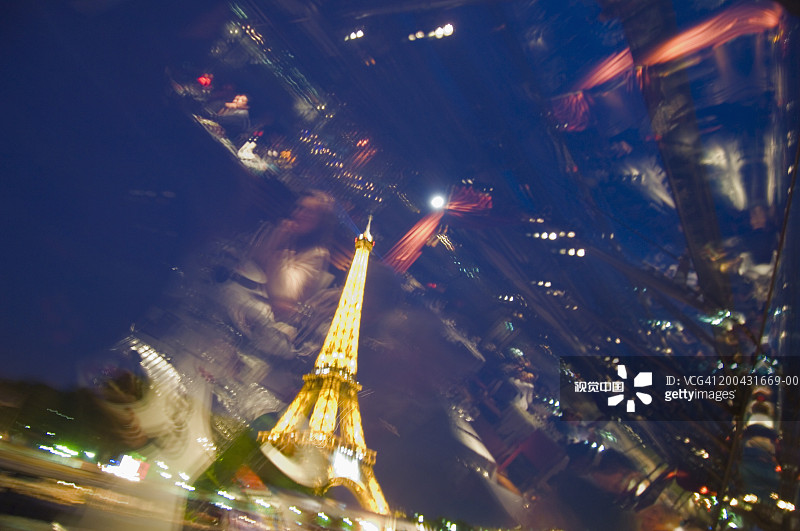 法国巴黎埃菲尔铁塔与餐厅橱窗倒影，黄昏图片素材