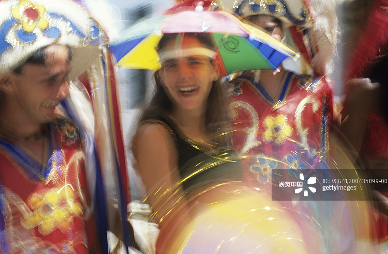 巴西萨尔瓦多：人们庆祝狂欢节（模糊运动）图片素材