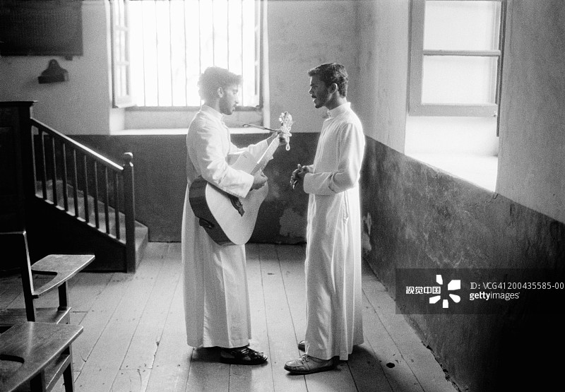 印度果阿邦：两位年轻祭司，一位弹吉他，一位唱歌（黑白照片）图片素材