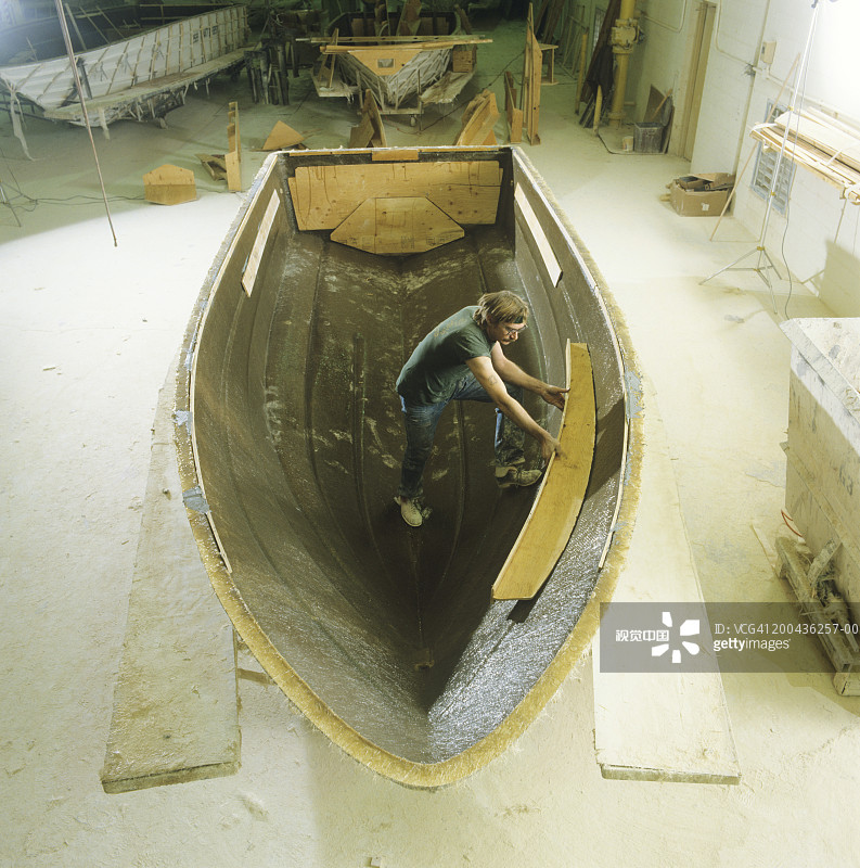 正在建造船体的男性造船者，高角度视图图片素材