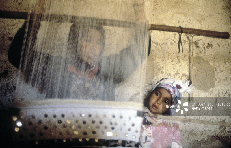 柏柏尔部落妇女编织，女孩(4-6岁)观看图片素材