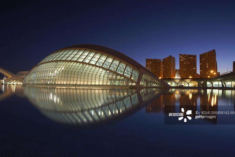 西班牙瓦伦西亚艺术科学城：黄昏时分的池面倒影图片素材