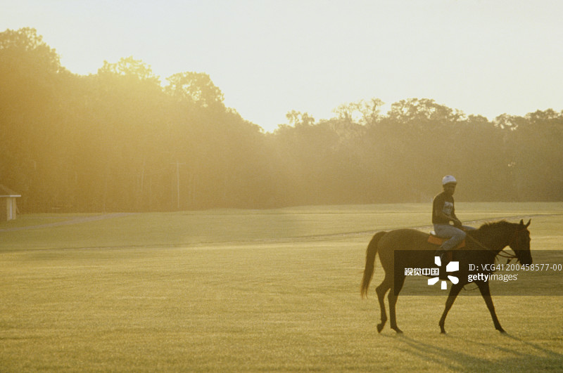 雾中牧场骑马图片素材