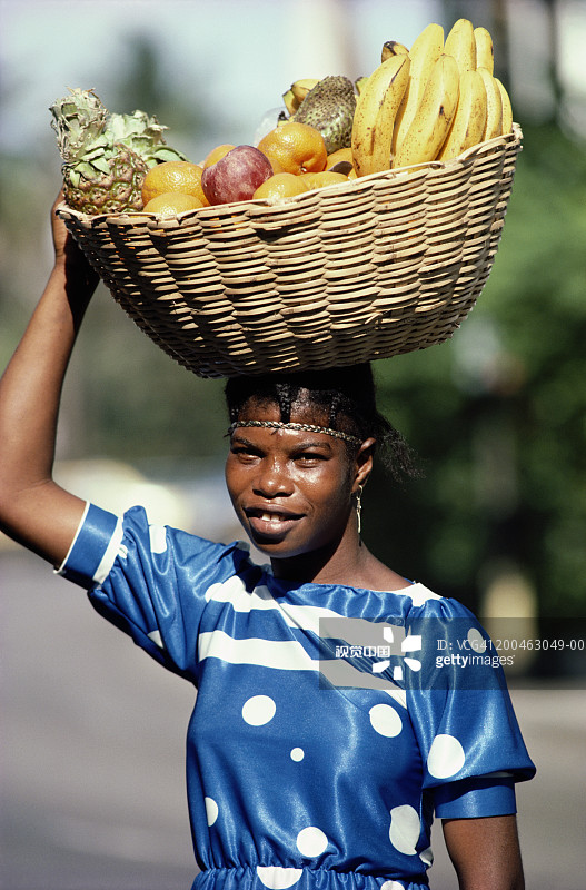 西印度群岛，牙买加，妇女头顶 carrying 水果篮图片素材