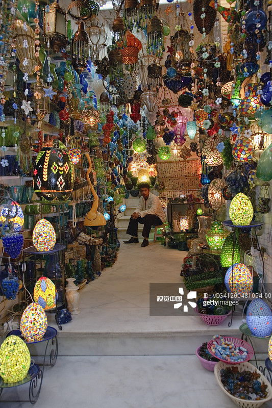 埃及开罗的Khan Al Khalili市场：售卖灯具的男人图片素材