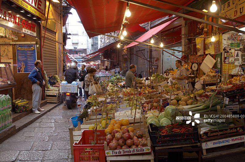 意大利西西里岛巴勒莫：武奇里亚市场中的食品店图片素材