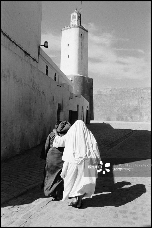 摩洛哥El Jadida海滩情侣背影（黑白照片）图片素材