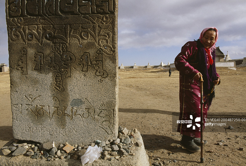 蒙古国哈拉和林，神圣岩石旁的老年妇女图片素材