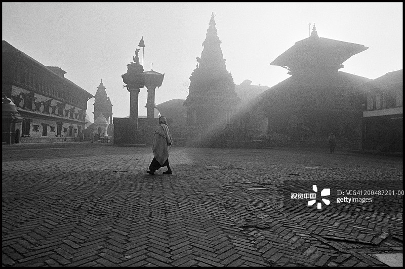 尼泊尔加德满都巴克塔普尔杜巴广场上的男子（黑白照片）图片素材