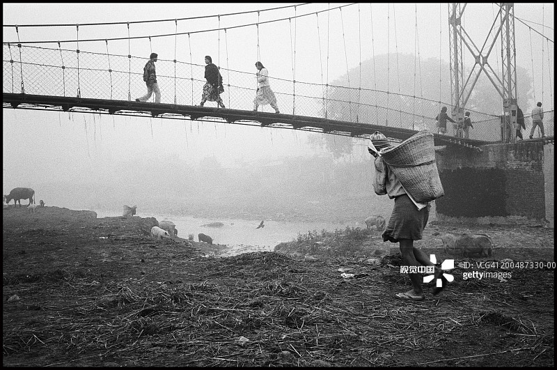 尼泊尔加德满都维什努马蒂河岸黑白照片图片素材