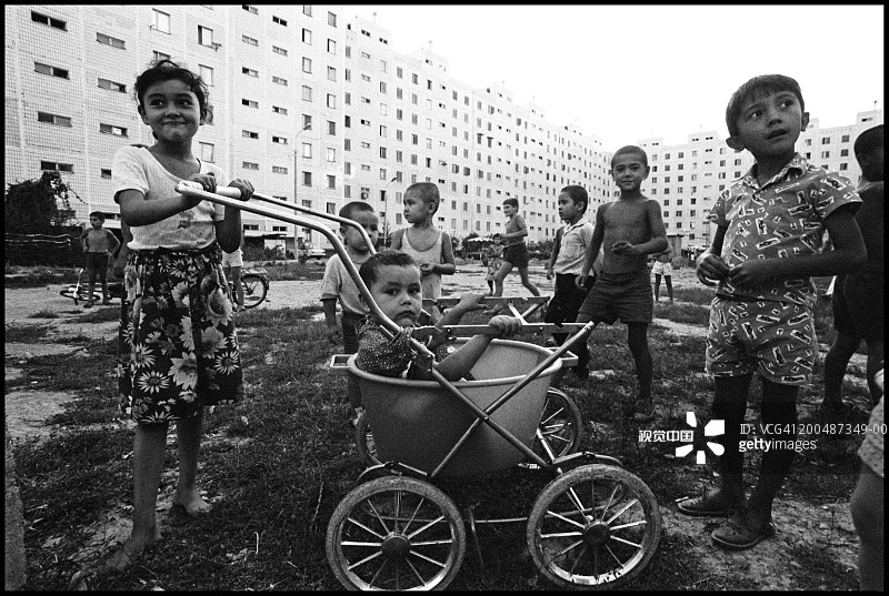 乌兹别克斯坦塔什干市中心附近的儿童（黑白照片）图片素材