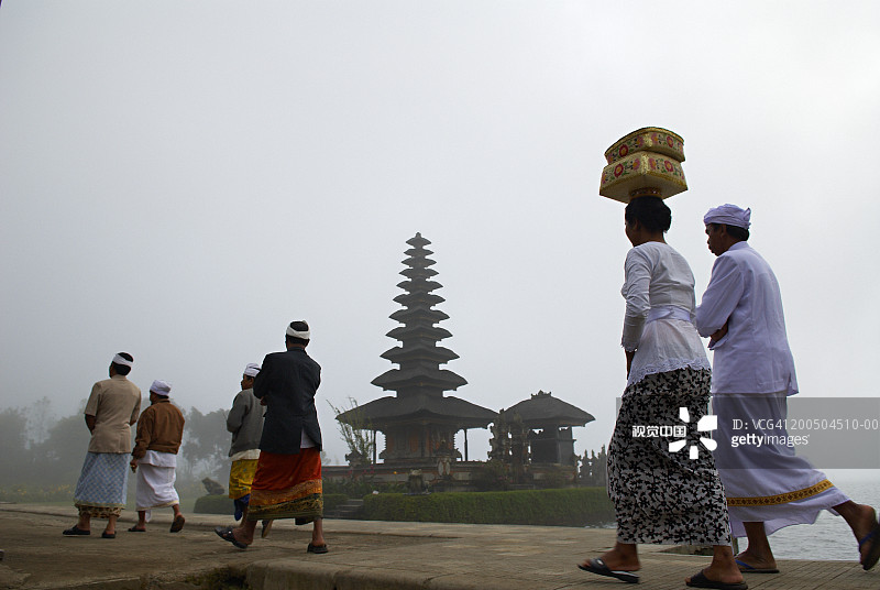印度尼西亚巴厘岛贝都加尔：在布拉坦水神庙附近行走的人们图片素材