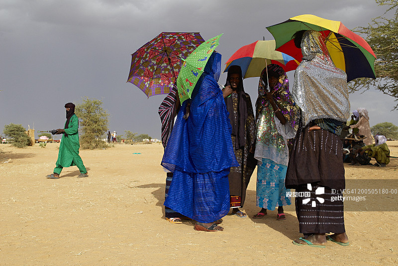 尼日尔博罗罗佩ul斯Gerewol，撑伞的妇女图片素材