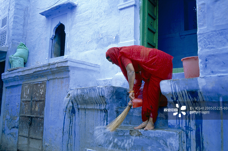 印度拉贾斯坦邦蓝色之城焦特布尔，妇女清扫台阶图片素材