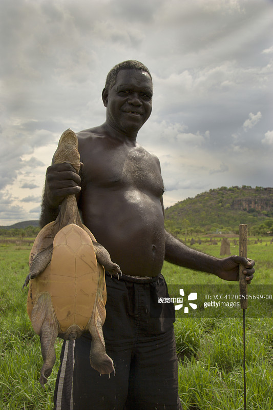 澳大利亚北领地：男子手持长颈龟肖像图片素材