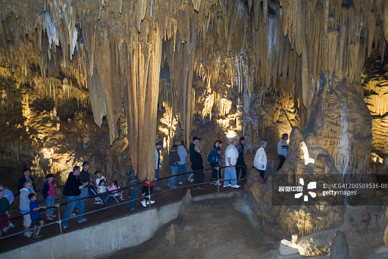 美国弗吉尼亚州卢雷洞穴的游客图片素材