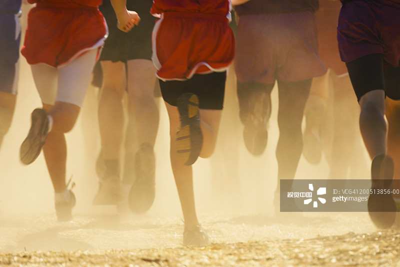 斯坦福大学越野邀请赛，低角度后视图图片素材