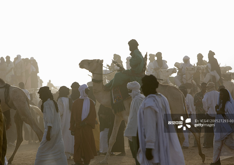 户外图阿雷克族男子，部分骑在骆驼上图片素材