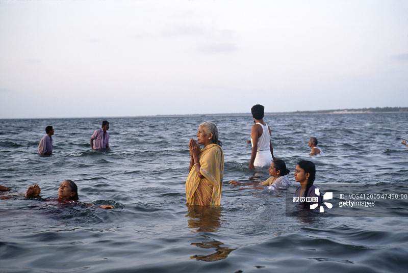 印度泰米尔纳德邦拉梅斯沃勒姆：在圣水中朝圣的信徒图片素材
