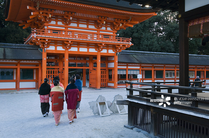 下鸭神社的妇女，后视图图片素材