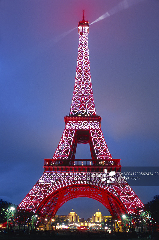 法国巴黎：为中国新年点亮的埃菲尔铁塔图片素材