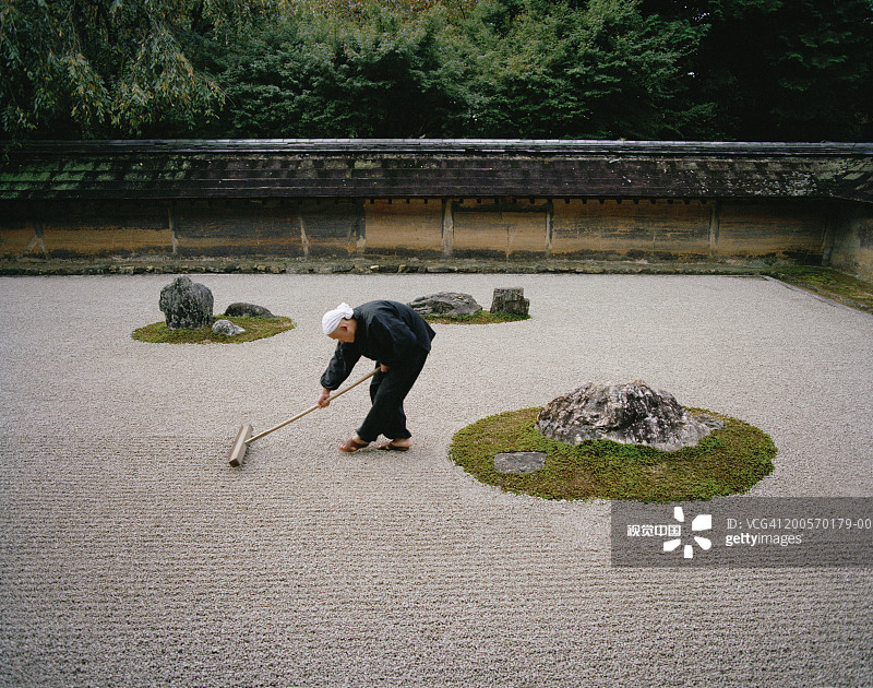 日本龙安寺的僧侣耙石园图片素材