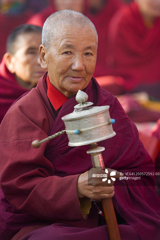 印度比哈尔邦菩提伽耶：菩提伽耶寺，手持转经筒的佛教尼姑图片素材