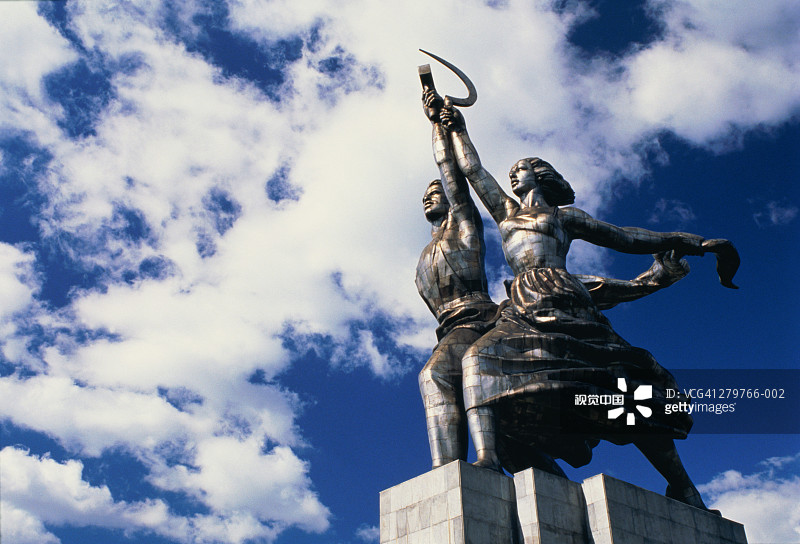 苏联莫斯科国民经济成就展览，农场工人雕像图片素材