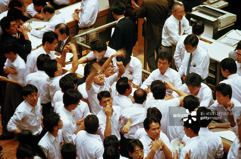 日本东京证券交易所繁忙的交易大厅图片素材