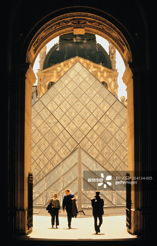 法国巴黎卢浮宫与金字塔（仅供编辑使用）图片素材