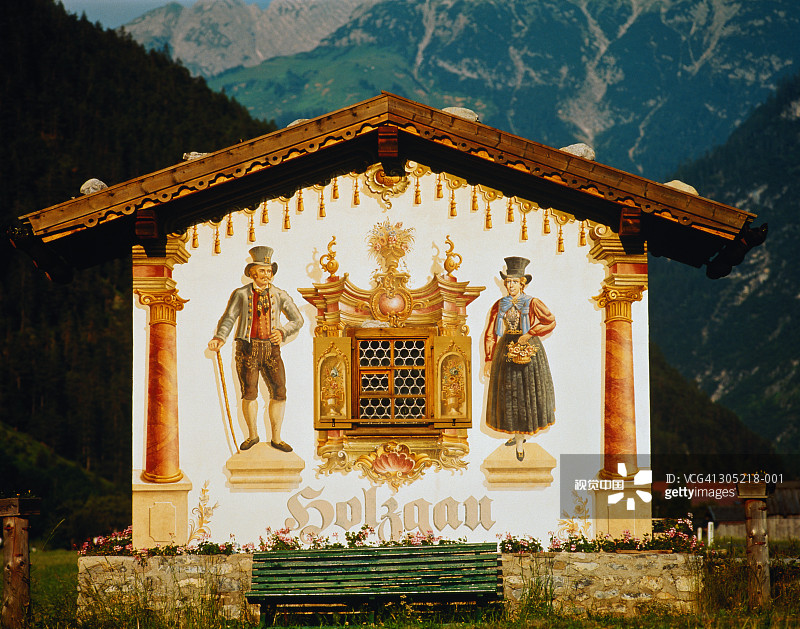 奥地利蒂罗尔莱希河谷霍尔茨高，传统小镇路牌图片素材