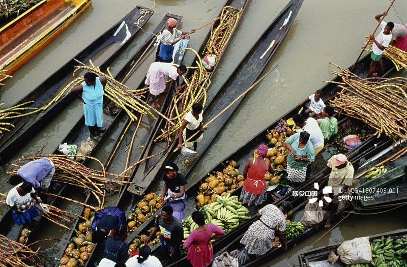 哥伦比亚基布多：人们在河上的独木舟上售卖商品图片素材