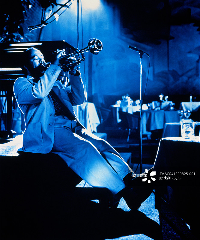 坐在舞台边缘吹小号的男人（黑白调）图片素材