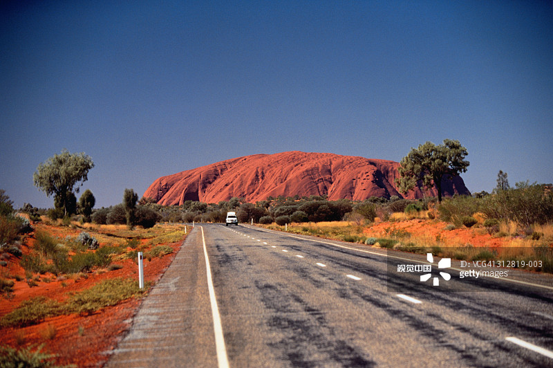 澳大利亚北领地艾尔斯岩石公路蓝天图片素材