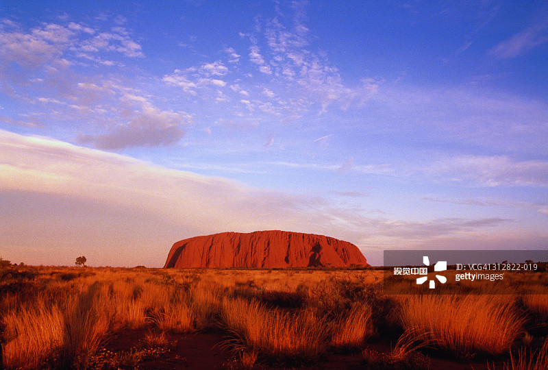 澳大利亚北部地区艾尔斯岩黄昏地平线图片素材