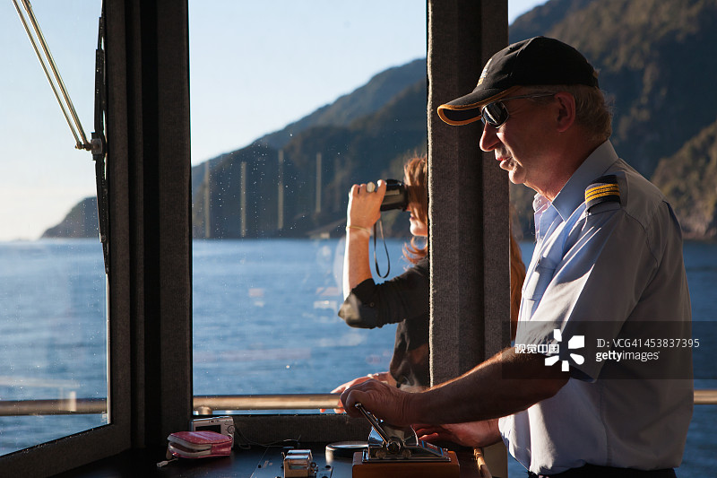 在疑峡湾国家公园航行的船只图片素材