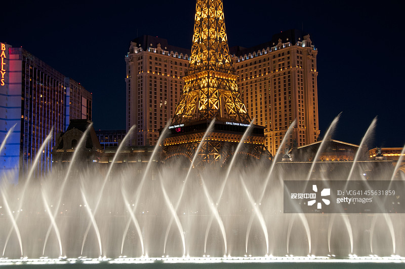 夜晚带喷泉的埃菲尔铁塔图片素材