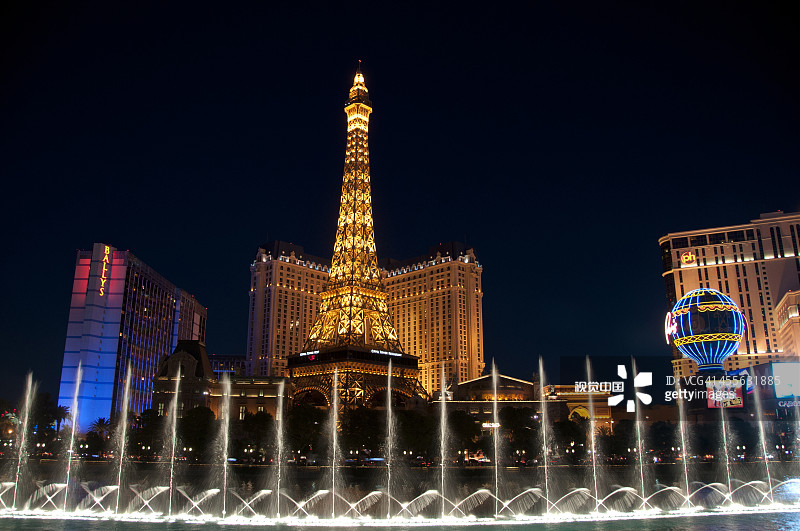 夜晚带喷泉的埃菲尔铁塔图片素材