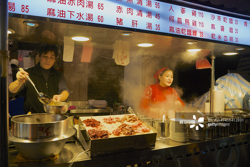情侣在士林夜市的食品摊位前图片素材