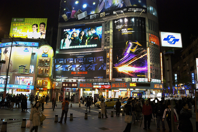 霓虹灯闪耀的西门町一角图片素材