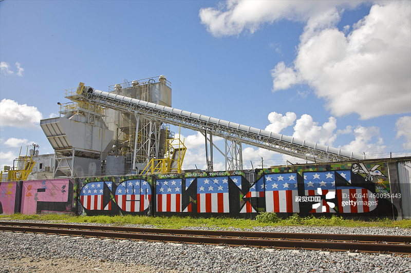 植物和轨道附近的墙上的艺术涂鸦图片素材