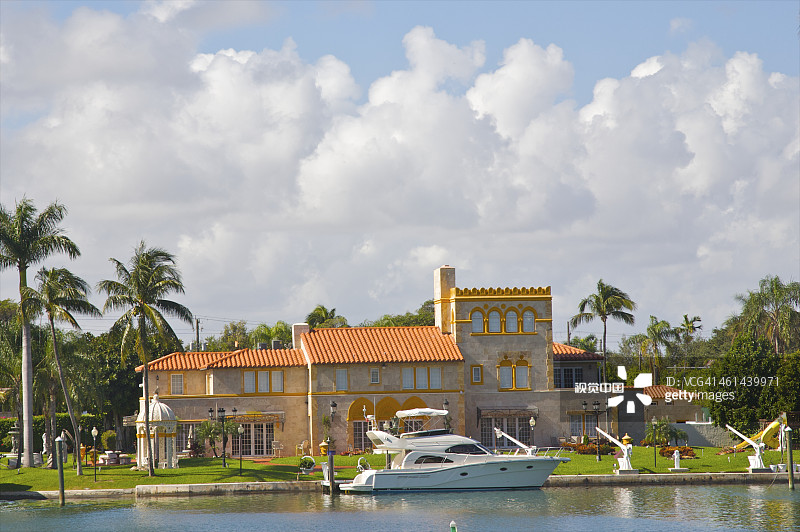 水路豪宅前的船图片素材