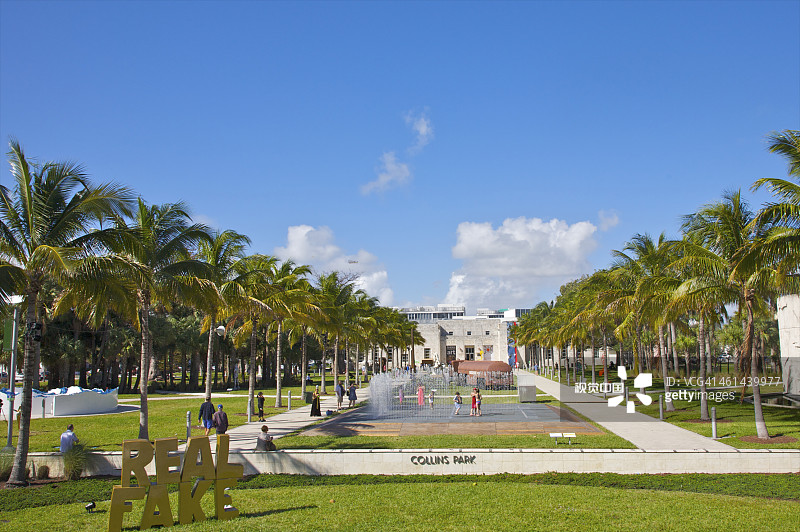 迈阿密海滩的艺术、喷泉、棕榈树和蓝天图片素材